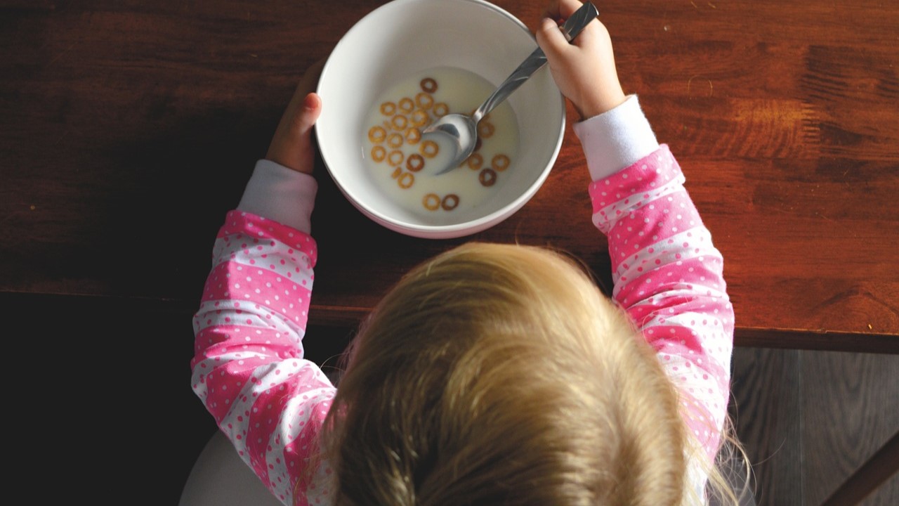 Kind met kommetje ontbijtgranen - StockSnap via Pixabay