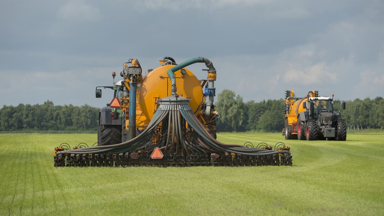 bemesten tractor injector - Tonko Oosterink via Shutterstock