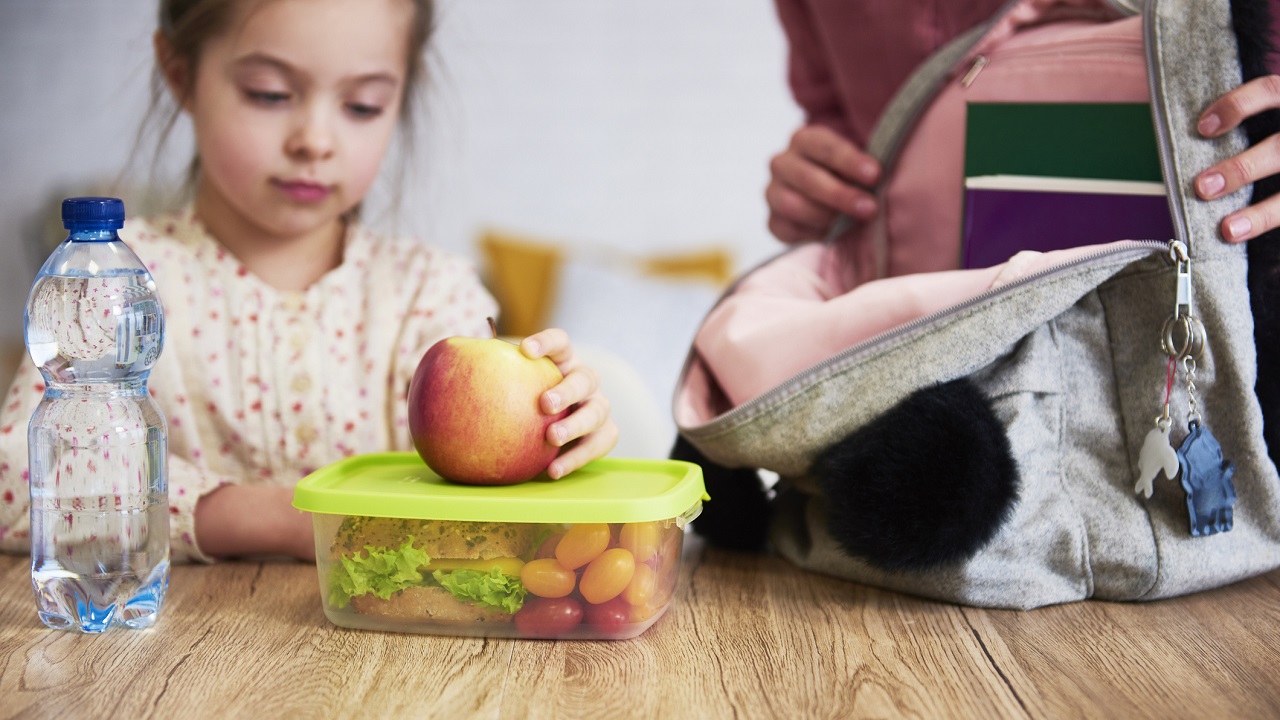 School lunch box met gezonde voeding - gpointstudio via Istock