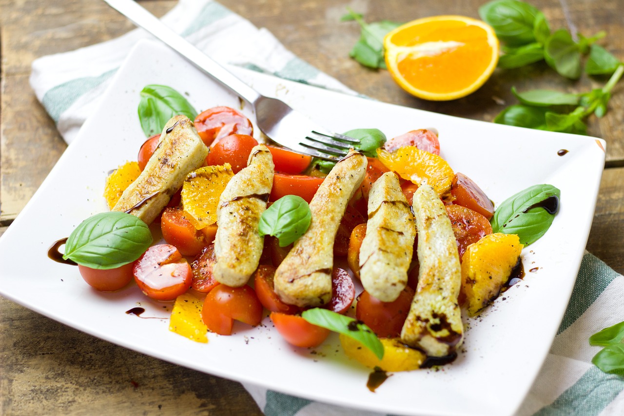 Tomatensalade met vleesvervanger -  Afbeelding van Bernadette Wurzinger via Pixabay