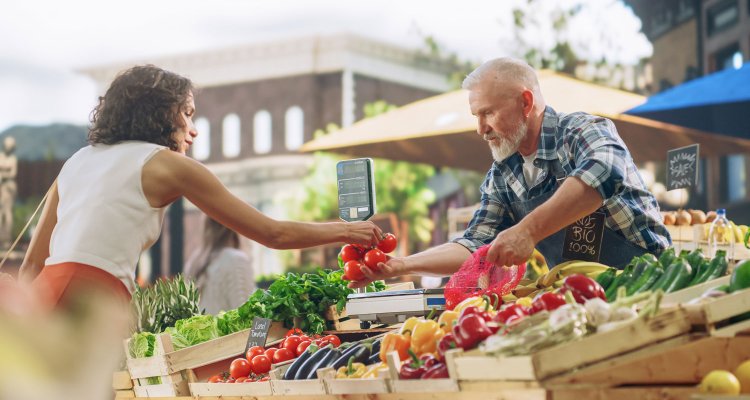 vrouw koopt groente op de markt - Gorodenkoff via Shutterstock