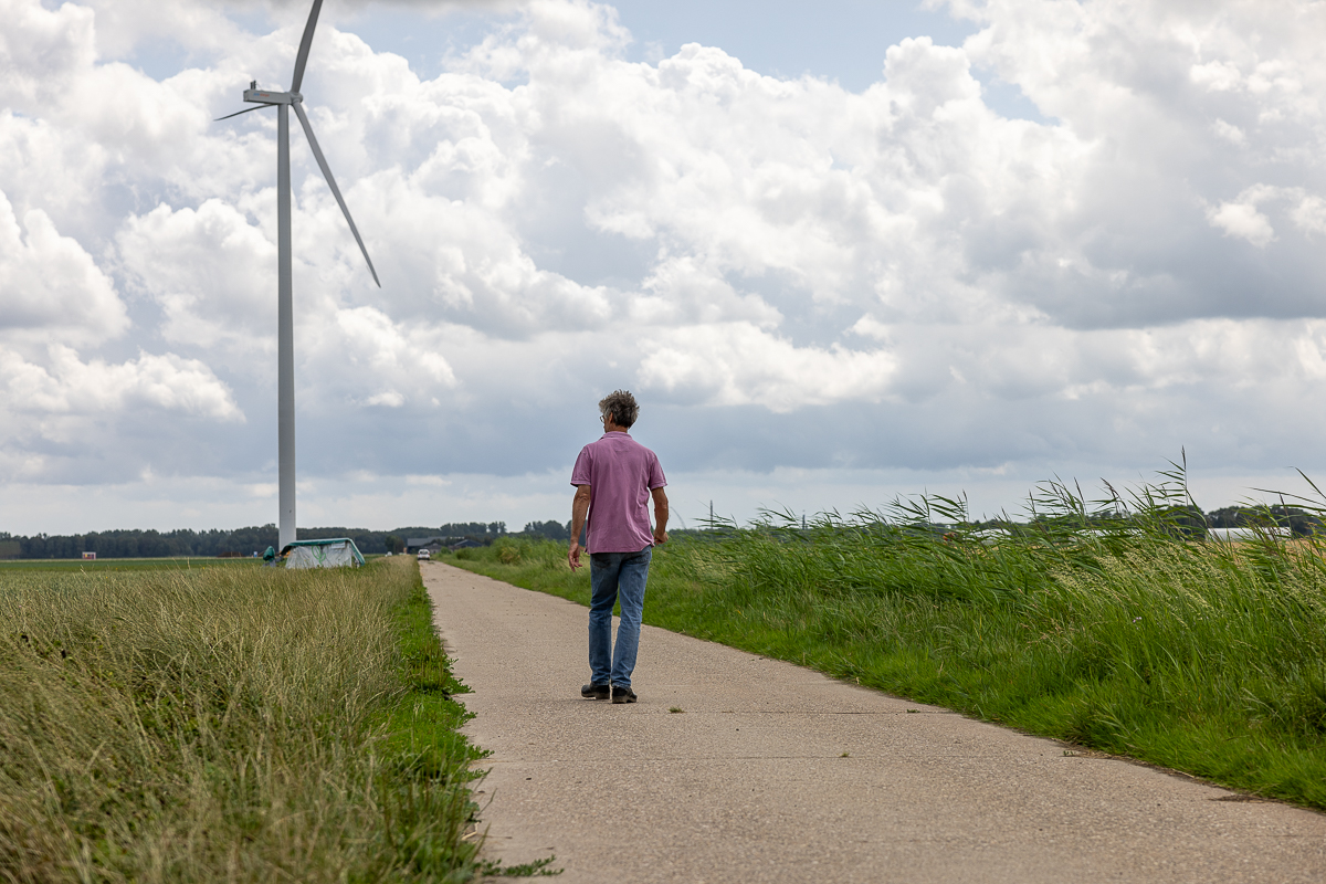 Wandelaar op smalle weg - Bionext