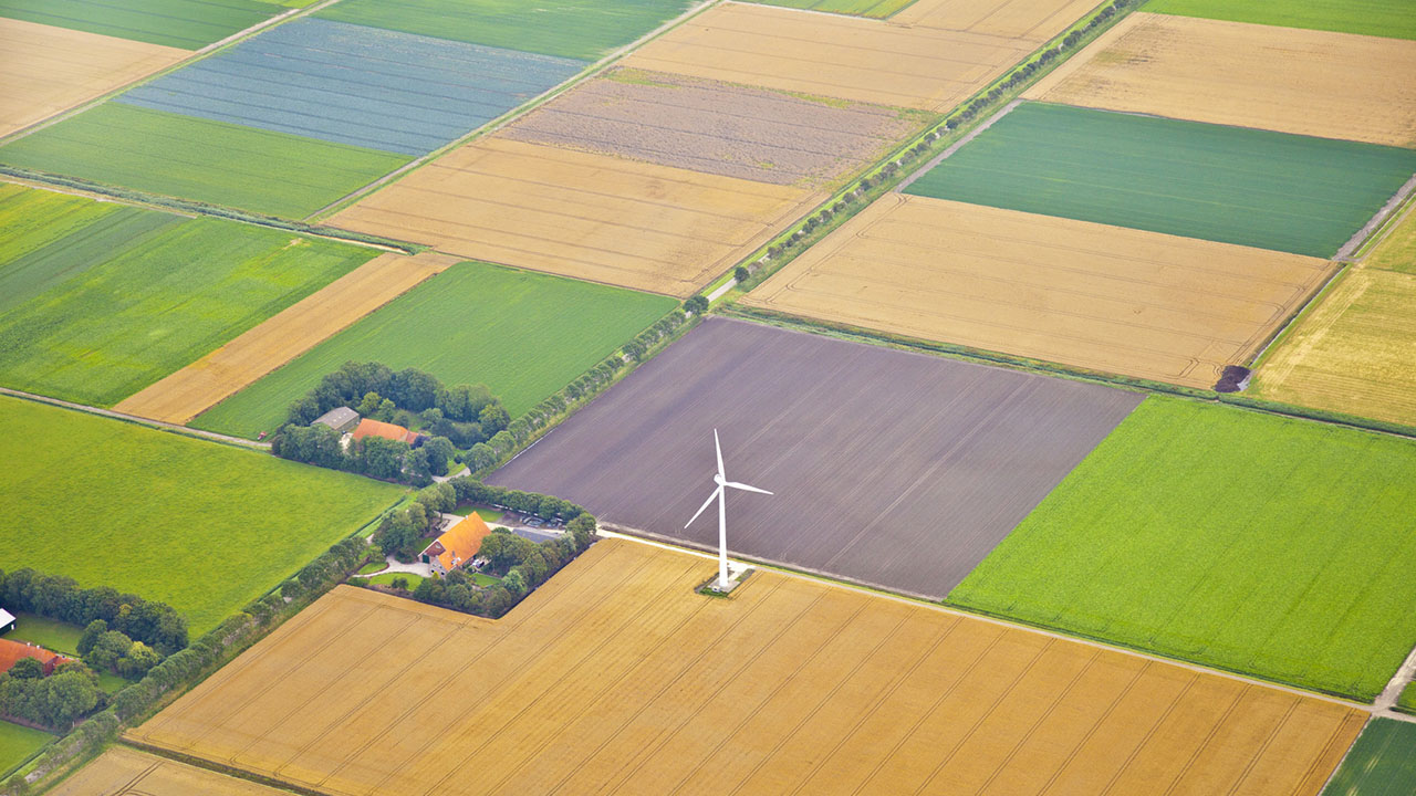 Lanschap met windmolen luchtfoto