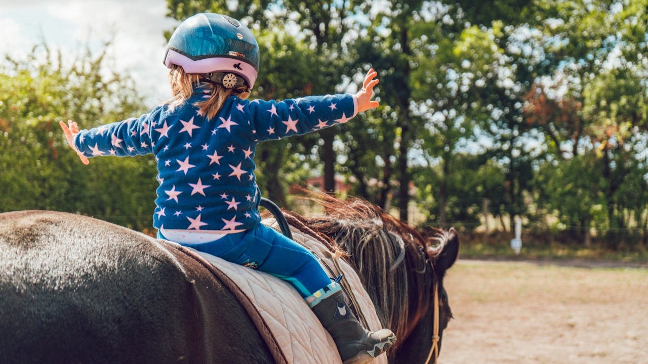 Kind op zwart paard - Alexander Dummer via Pexels