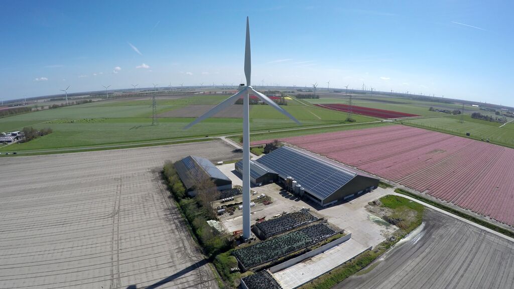 shutterstock_595323590_boerderij_windmolen_zonnepanelen, GLF Media via Brand Portal WUR