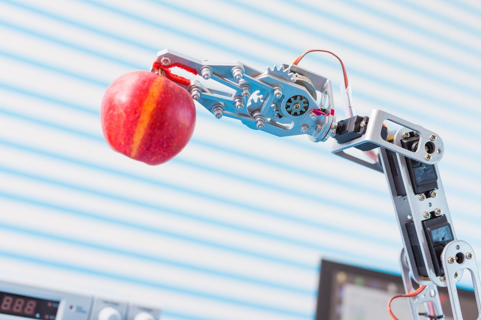 Robot met appel - luchschenF via Shutterstock