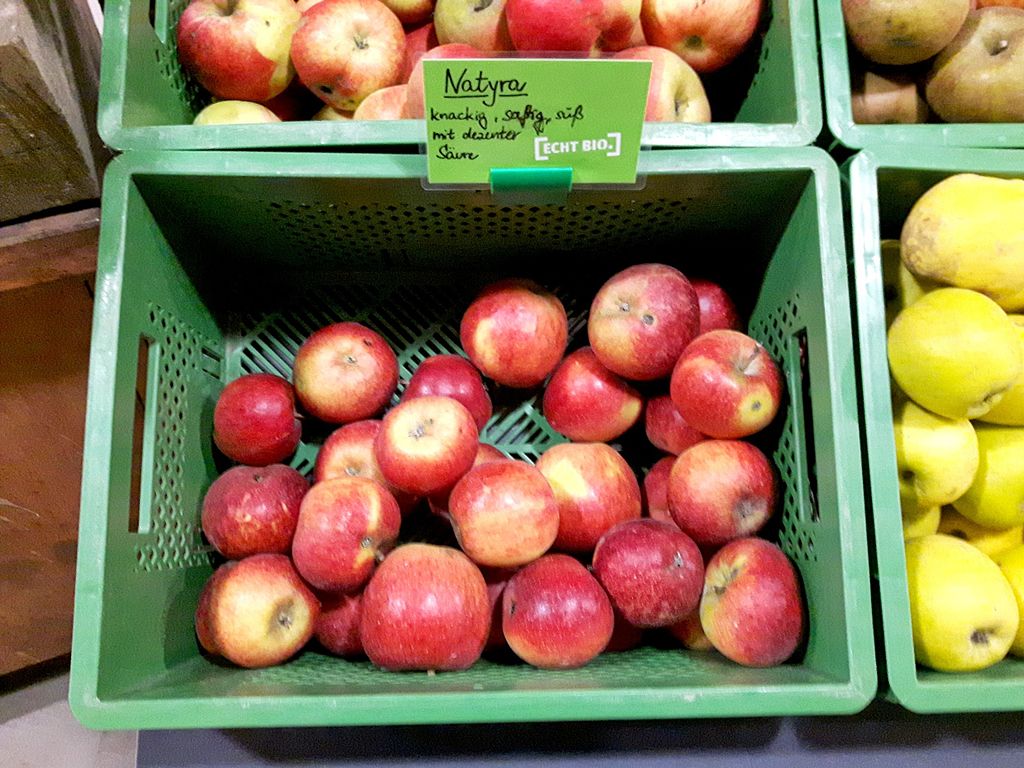 Natyra appels in de winkel - Joergens.mi - Wikimedia commons