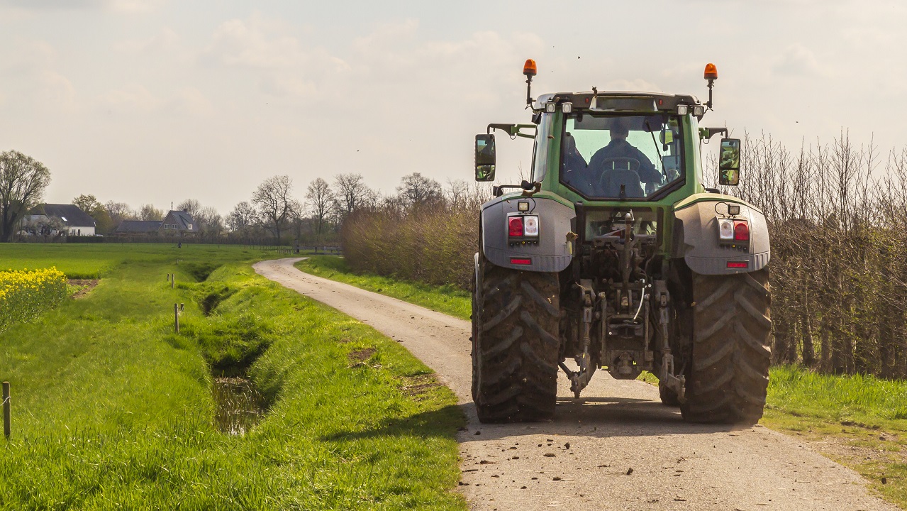 Tractor in de lente in de Betuwe - Jan van der Wolf via Istock