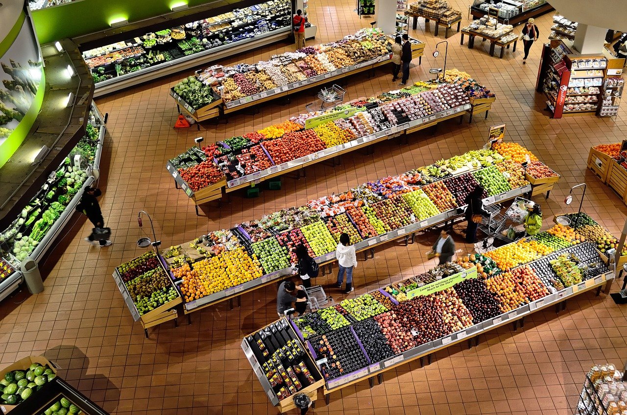 Supermarkt groente- en fruit afdeling - by ElasticComputeFarm via Pixabay