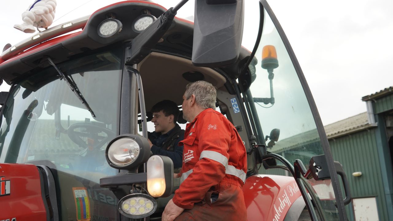 stagair krijgt uitleg van stagebegeleider in tractor - ©Cumula