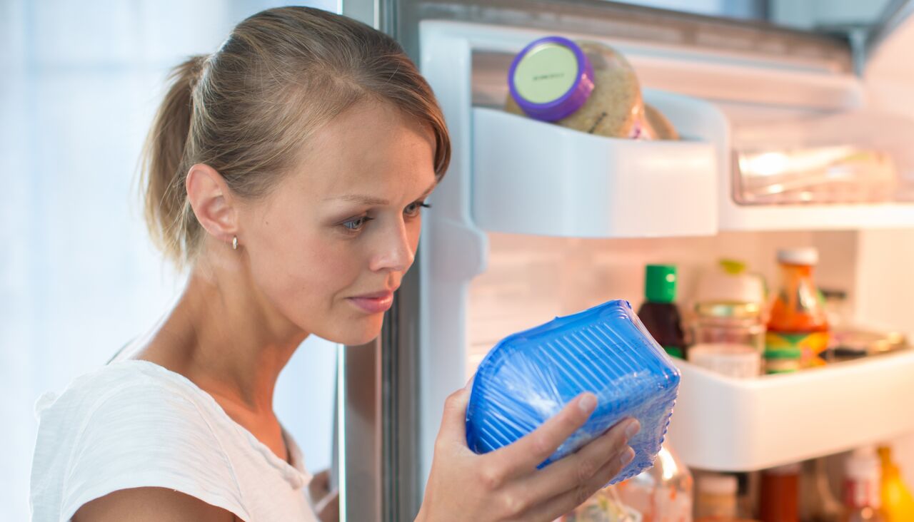 vrouw bij koelkast
