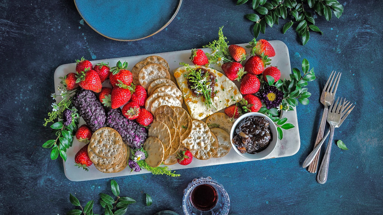 Serveerplank met crackers en aardbeien - door StockSnap via Pixabay