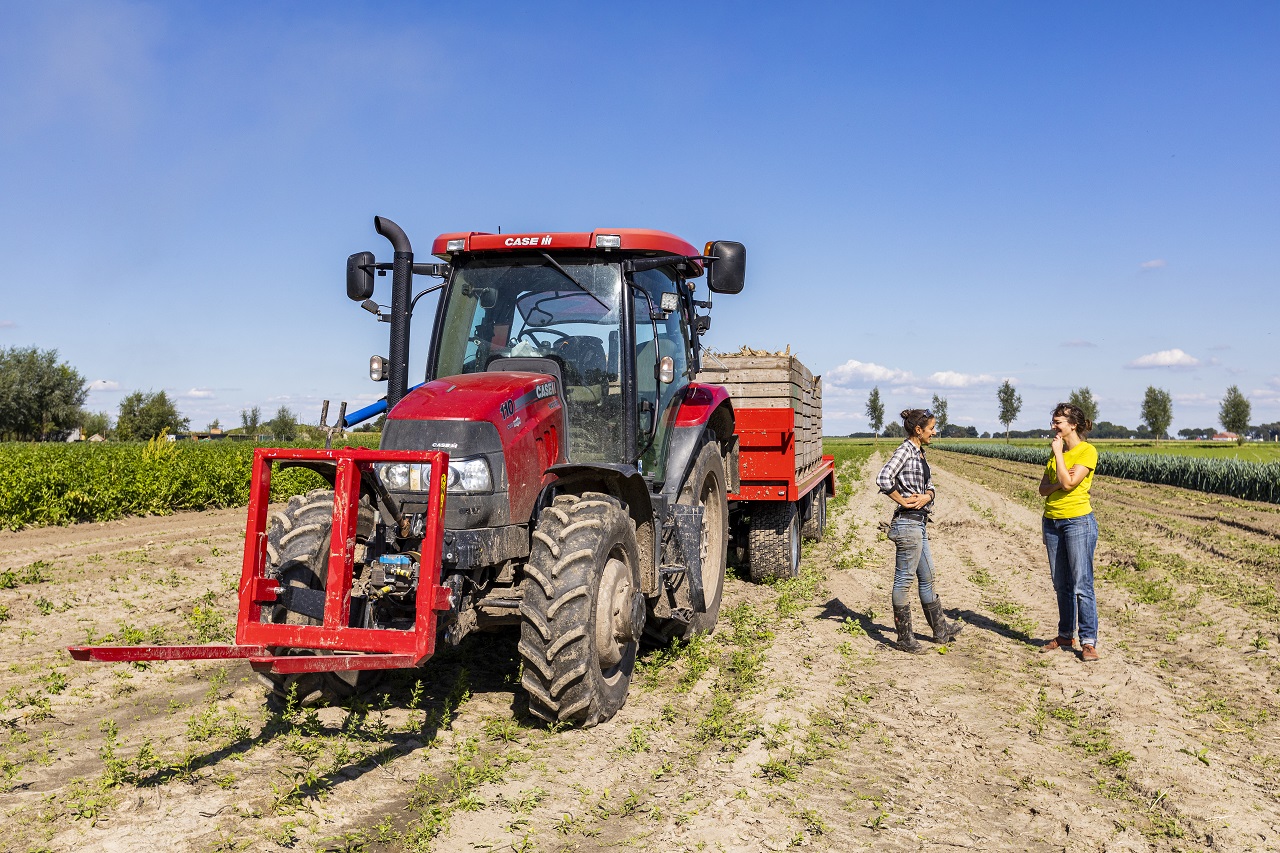 Boerinnen met tractor
